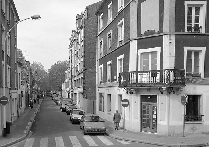La rue Robert Marchand, percée vers 1830 sur l'emplacement du parc du château.