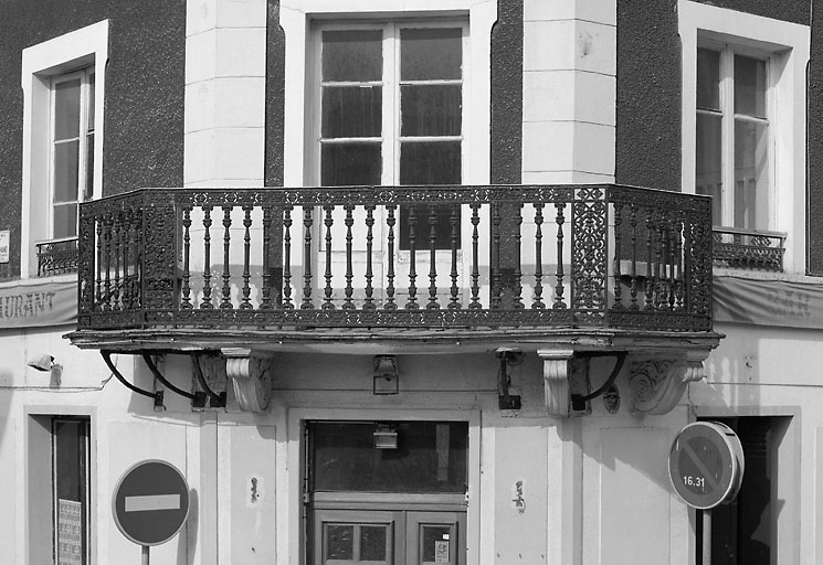 Garde-corps et balcon, à l'angle des rues Robert Marchand et Albert Guilpin.