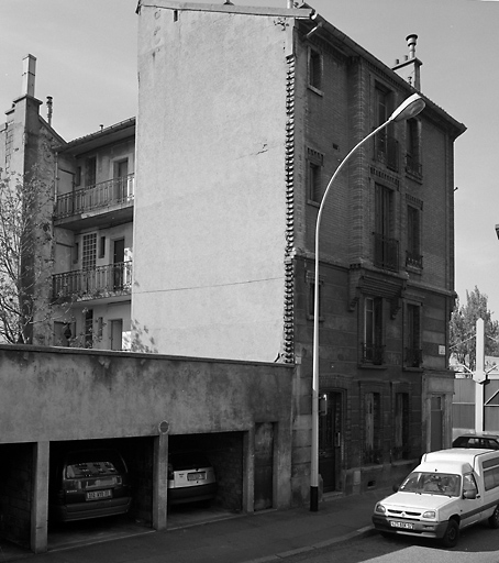 Immeuble à l'angle de la rue des Champs Elysées et de l'avenue Paul Vaillant Couturier : les étages sont desservis par une coursive.