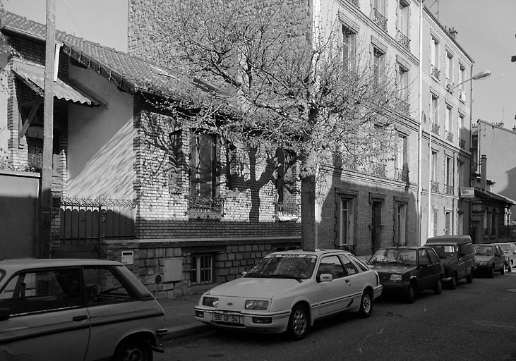 Vue d'ensemble. A l'extrémité de la rue, le mur anti-bruit du périphérique.