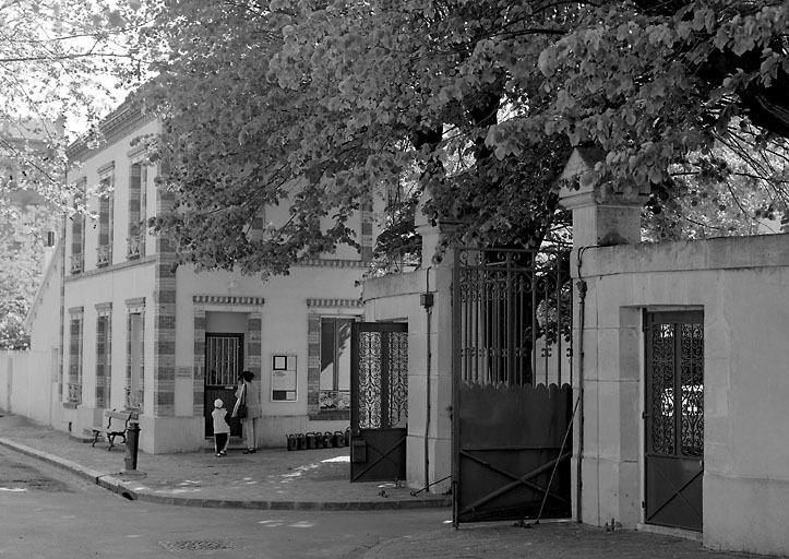 La porte d'entrée et le logement du gardien.
