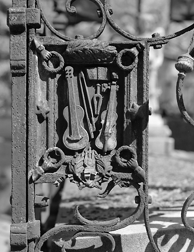 Détail d'un bas-relief en bronze représentant des instruments de musique.