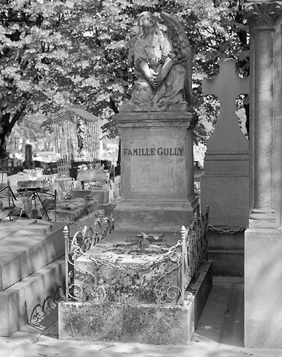 Le tombeau de la famille Gully.