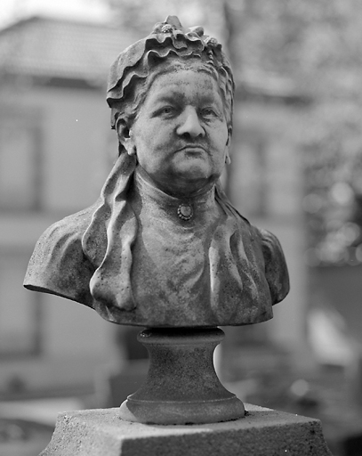 Buste : Alexandrine Gouvine.