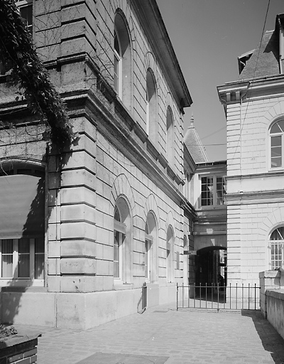 Le passage reliant la salle des fêtes à la mairie.