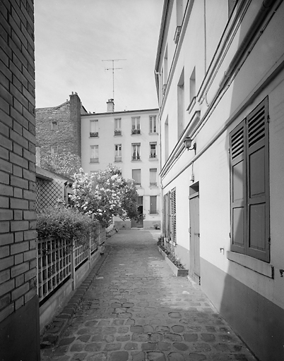 Vue générale sur la cour, depuis le passage d'entrée.