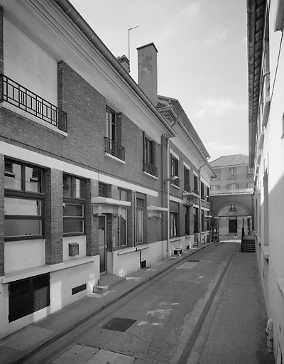 L'entrée des bâtiments administratifs sur la rue du Docteur Ténine.