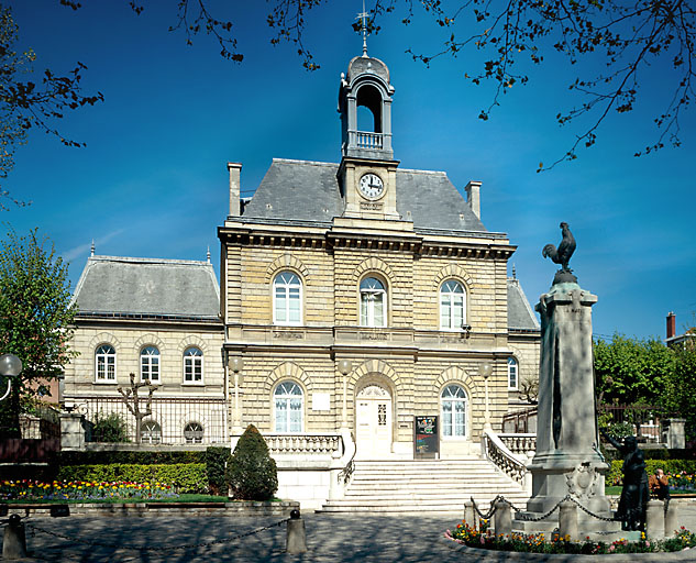 Vue d'ensemble de la mairie depuis la rue.