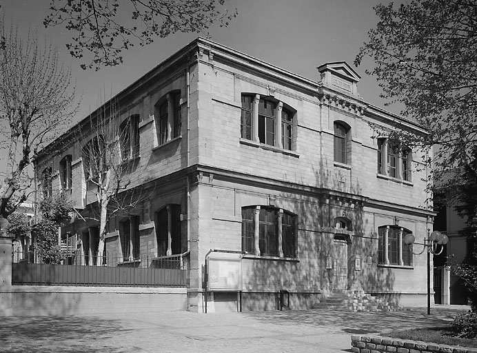 L'école des garçons, vue depuis la rue.