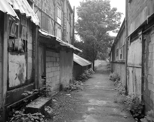 La Bièvre recouverte, entre l'avenue Jean Jaurès et la rue de la Division Leclerc, montrant les vestiges de l'ancienne industrie.