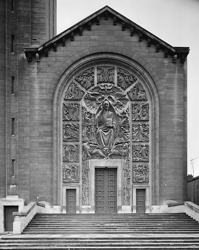 Ensemble sculpté de la façade (8 bas-reliefs, 2 bas-reliefs, tympan)