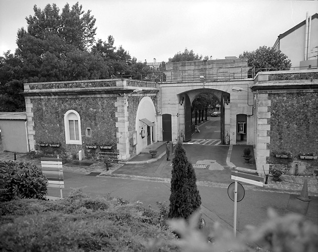 Le revers de la porte du fort, et pavillons d'encadrant.