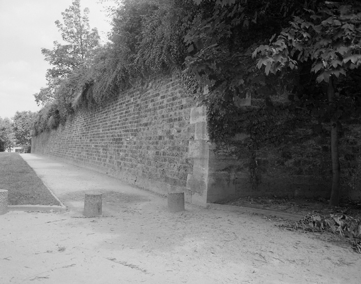 Le mur d'escarpe du bastion ouest.