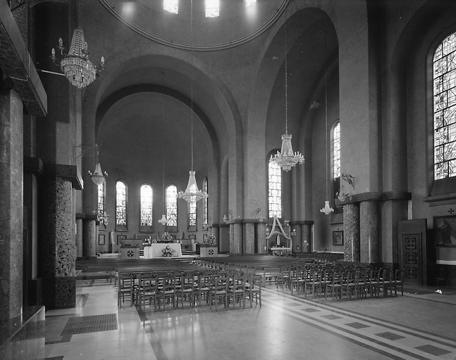 Vue d'ensemble de l'intérieur de l'église, en direction du choeur.