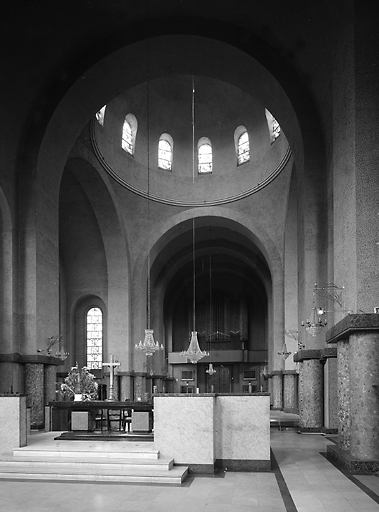 Vue d'ensemble de l'intérieur de l'église, depuis le choeur.