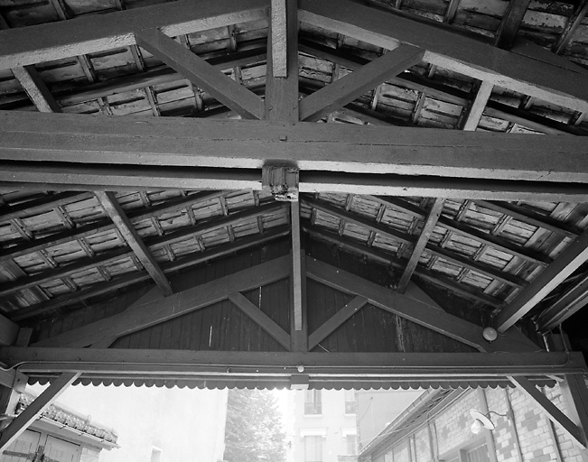 Détail d'une ferme en bois du passage couvert.