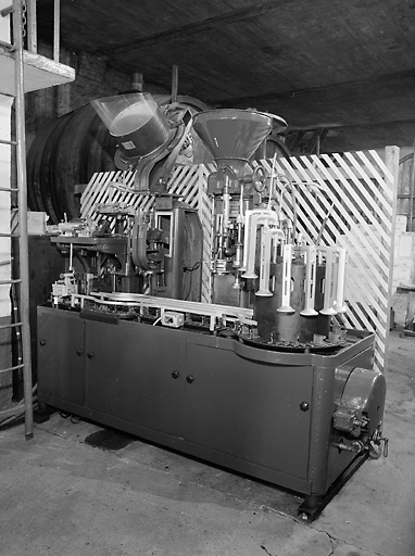 Machine a embouteiller provenant de l'usine Chelle à Alfortville.