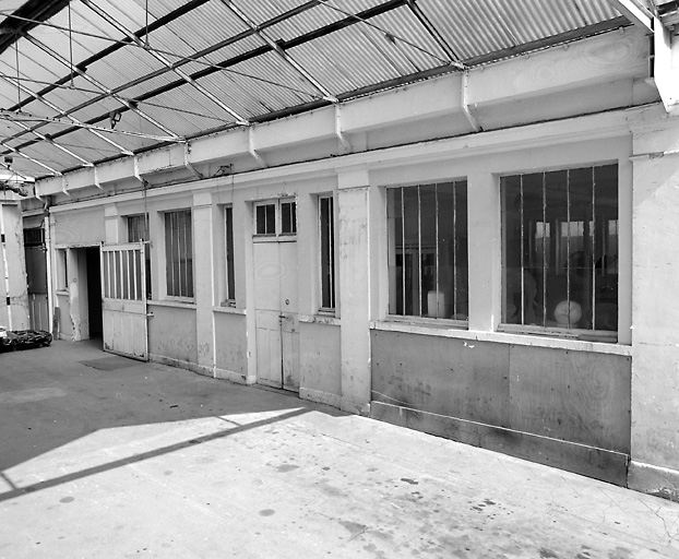 Vue des ateliers sous le passage couvert.