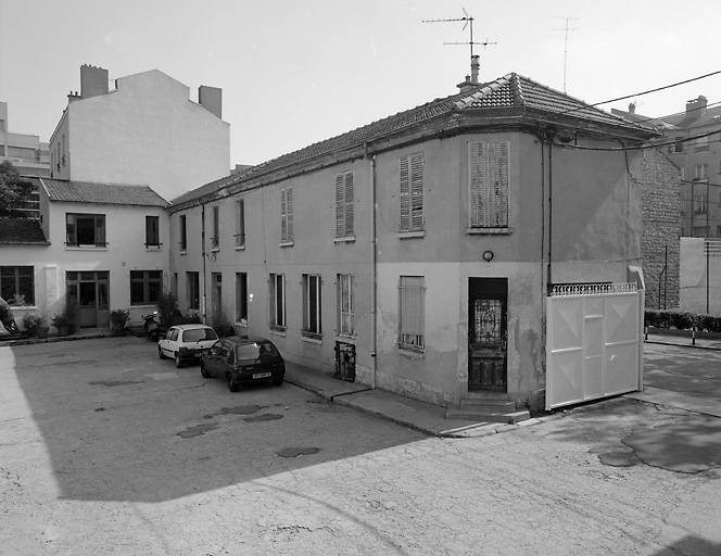 Vue des bureaux depuis la cour.
