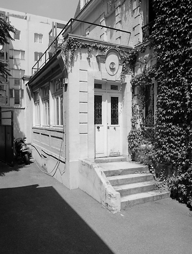 Vue de l'entrée des bureaux depuis la cour.