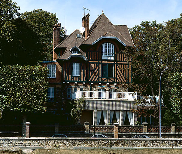 La maison du directeur, vue de la rue.