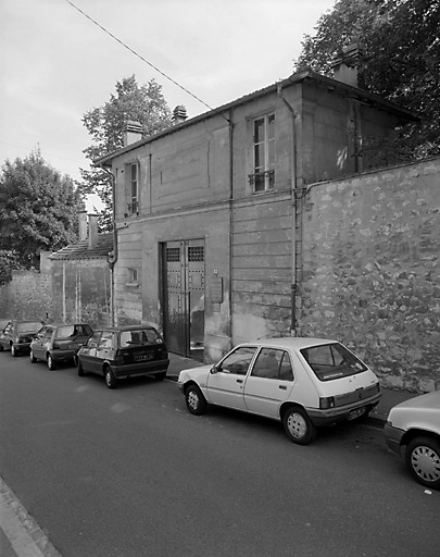 Vue générale du pavillon d'entrée depuis la rue.