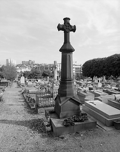 Croix de cimetière ; monument à la mémoire du curé J. B. Durand