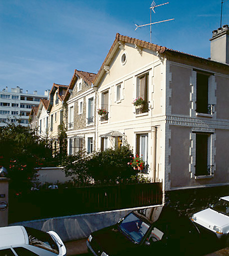 Une file de maisons sises 12, rue de la Grange-Ory.