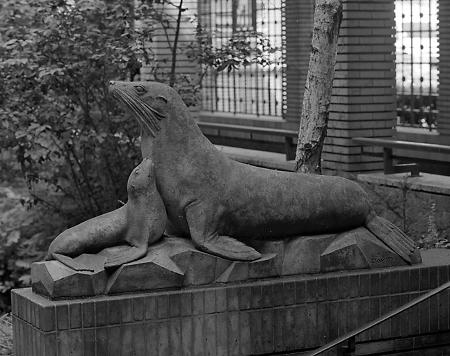 La sculpture située au sud du patio.