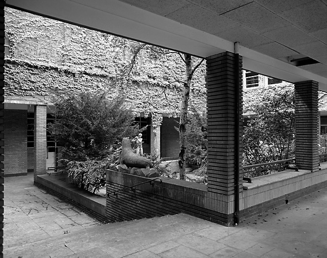 Vue du patio situé à l'est du bâtiment.