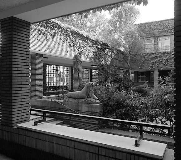 Vue du patio situé à l'est du bâtiment.