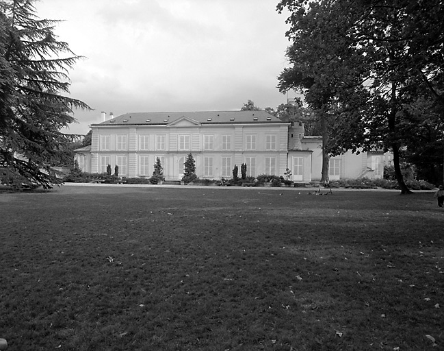 Vue d'ensemble de la façade sur le parc.