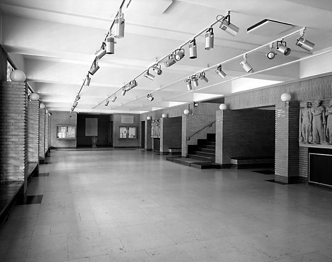 Le hall de l'hôtel de ville et le départ de l'escalier d'honneur.