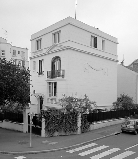 Vue générale depuis l'angle des deux rues.