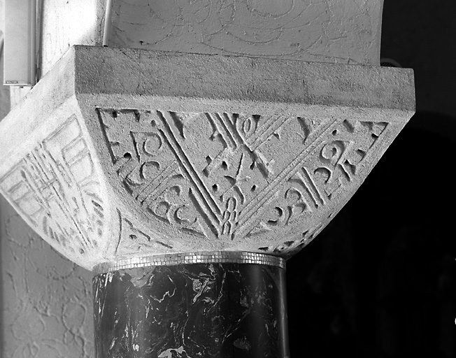 Face représentant des feuilles de vigne stylisées.
