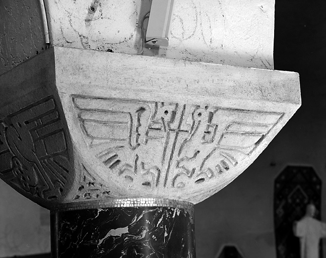 Face représentant des oiseaux affrontés.