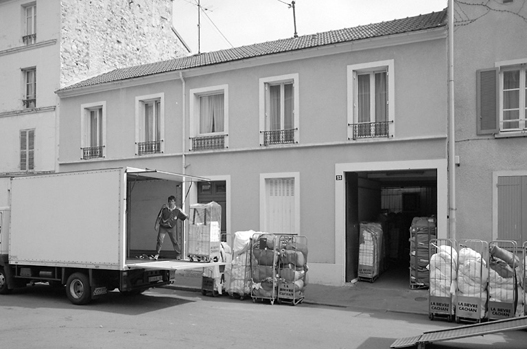 Panniers de linge en cours de chargement.