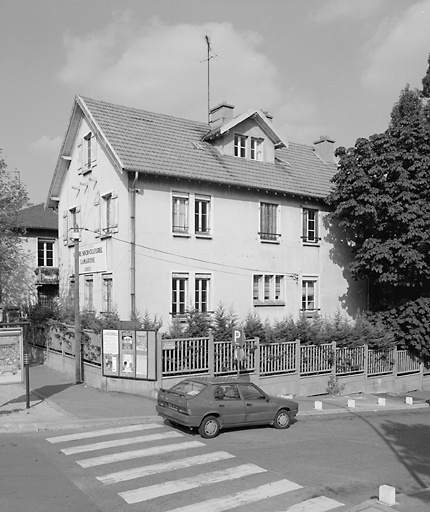 Vue du dispensaire, seul pavillon subsistant de la cité jardin.