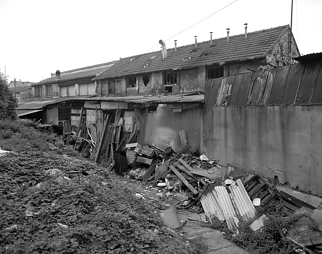 Les bâtiments des anciennes blanchisseries longeant la Bièvre, aujourd'hui recouverte et servant de dépotoir.