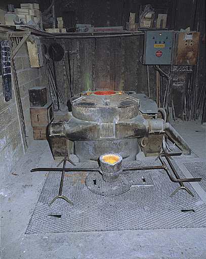 Coulée de bronze : le creuset est rempli de métal.