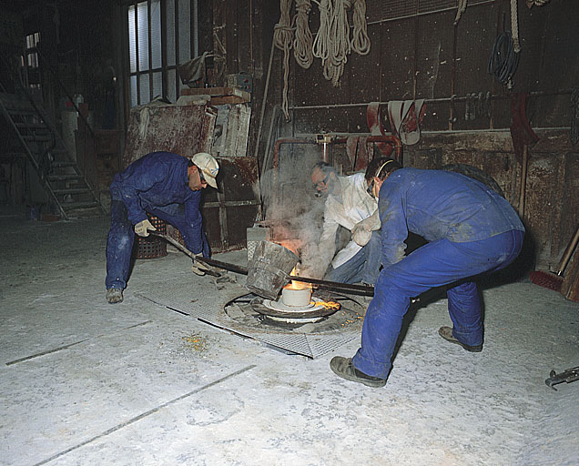 Coulée de bronze.