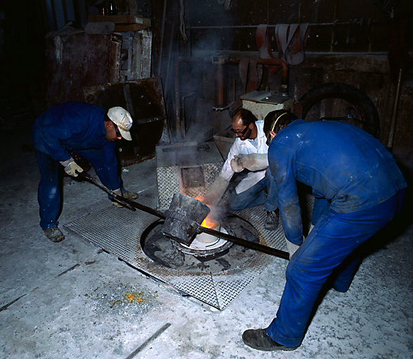 Coulée de bronze.
