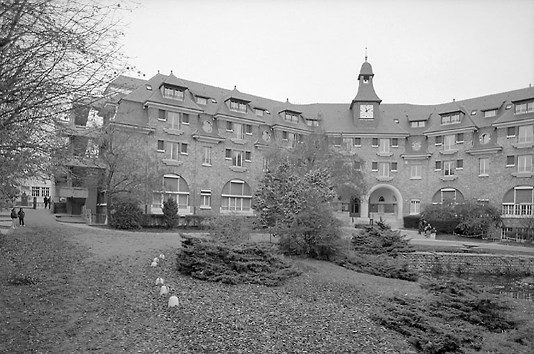 Vue d'ensemble du bâtiment principal.