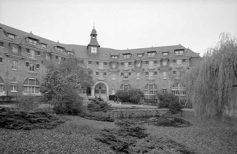 Vue d'ensemble du bâtiment principal.