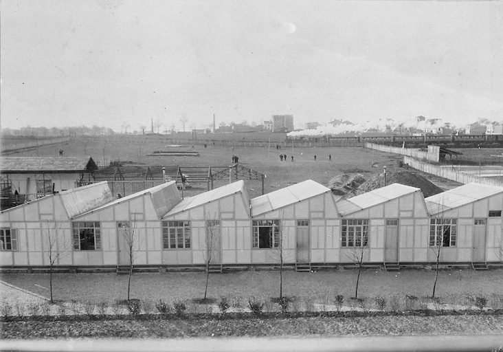 Vue du bâtiment couvert en shed abritant les salles de cours.