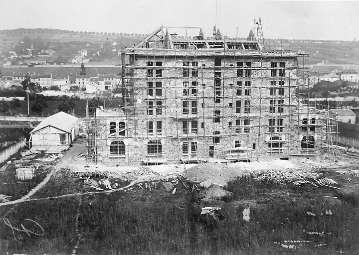 Vue de la 'maison de famille' en construction.