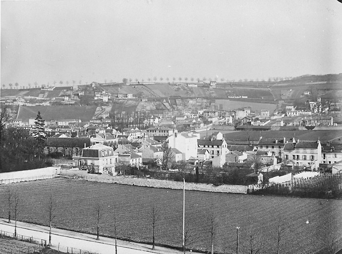 Les blanchisseries de la rue Camille-Desmoulins, vues vers 1905 depuis l'Ecole spéciale des Travaux publics. A l'arrière, l'ancien parc de Cachan et le coteau autrefois en vignes.