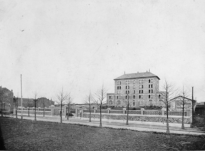 Vue d'ensemble de l'école depuis l'actuelle avenue du Président-Wilson.