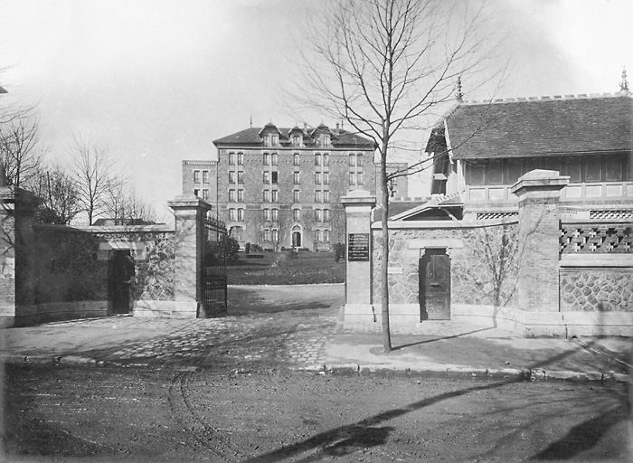 Vue de l'entrée de l'école.