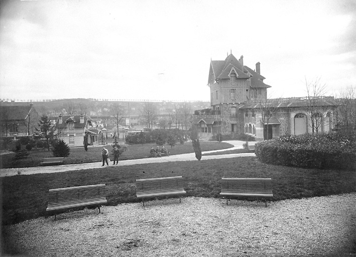 Vue de la maison du directeur et du pavillon du concierge.